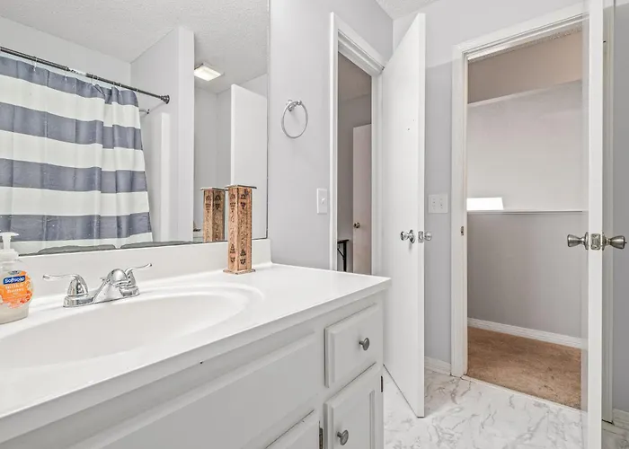 Charming Urban Family Near Beaches & Downtown Apartment *