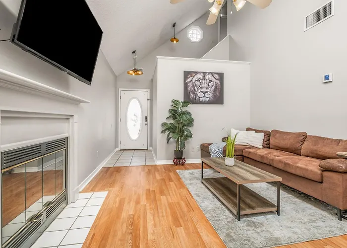 Charming Urban Family Near Beaches & Downtown *