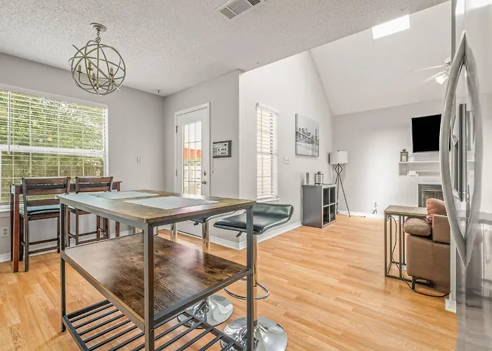 Apartment Charming Urban Family Near Beaches & Downtown Pensacola