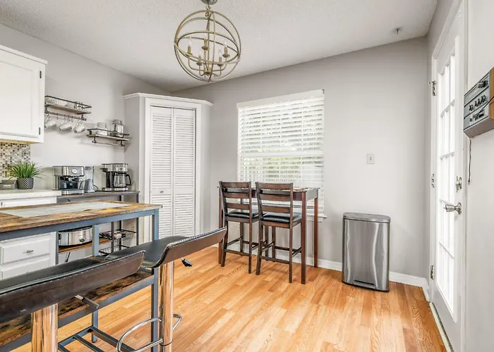 Charming Urban Family Near Beaches & Downtown Apartment