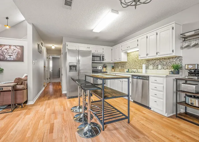 Charming Urban Family Near Beaches & Downtown *