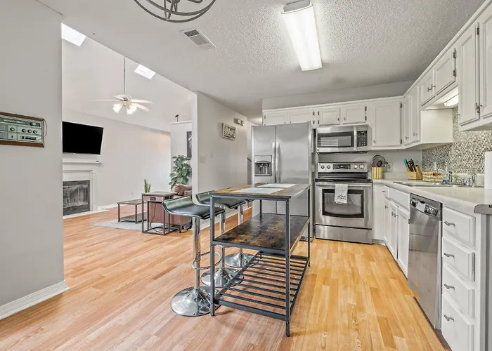 Charming Urban Family Near Beaches & Downtown