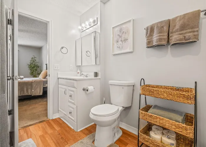 Apartment Charming Urban Family Near Beaches & Downtown *