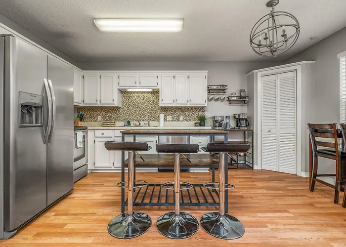 Charming Urban Family Near Beaches & Downtown *
