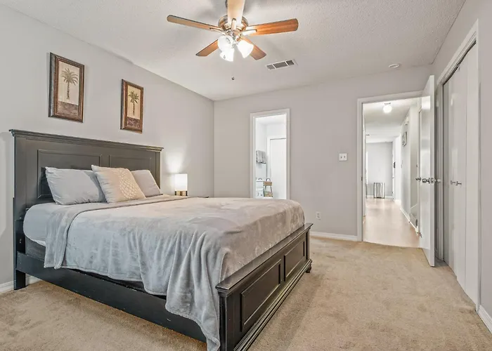 Charming Urban Family Near Beaches & Downtown